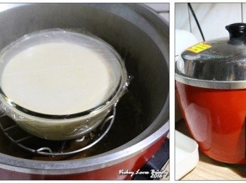 step8: 蓋上保鮮膜，放入電鍋，外鍋的水量建議用量米杯取1-1.5杯的水後 按下開關後蒸熟即可；蓋上鍋蓋時，再插入一支筷子或是竹籤 預留縫隙，可避免溫度過高造成布丁體產生氣孔