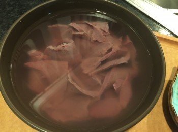 step1: 豬肝先切薄片，浸水30分鐘，目的是要把豬肝的血水流走。期間可換水一至兩次。浸洗後，晾乾水，加入調味料醃15分鐘。
(豬肝調味料：胡椒粉 適量, 麻油1茶匙, 生粉 2茶匙, 鹽 少許)