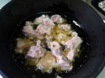 step3: 熱油鍋下排骨炸至7~8分熟，排骨起鍋、油鍋轉小火。 等約2分鐘後，排骨再放入油鍋回炸酥(轉大火)