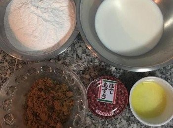 step1: 先將所有材料秤好備用，奶油微波30秒到溶化（亦可用沙拉油、椰子油代替） 此次用的罐頭是日本品牌Sunyo!!明治也有出紅豆罐頭喔～或者買超市真空包的蜜紅豆加10g溫水拌勻也可以。