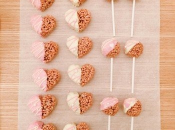 step7: 放進唧袋，隨意畫上喜歡的圖案，裝飾朱古力脆脆。