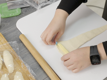 step3: ​麵團搓成水滴型，擀長留尾中間包入有鹽牛油即可，請用雙手捲起麵團，不要把麵團捲得太死及兩側需要收口。