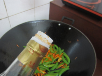 step7: 最後，加進少許醬進行調味。翻炒至熟。