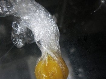 step17: 從拿起四角的底層<span class="group_3">流沙餡</span>，慢慢包好成球，拿掉保鮮紙後，放在一旁
全部包好後，最好將餡料放入雪櫃雪半小時再用