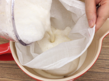 step3: 打好了的豆漿倒入魚湯袋隔豆渣。