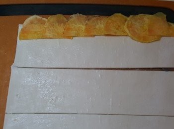 step3: 酥皮回溫後一片切開三份長條，將蕃薯片，逐片疊放在酥皮之上。