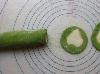 step17: 再將滾成圓柱型的雙色麵皮,切1公分的寬度。用擀麵棍擀成圓型餃子皮。