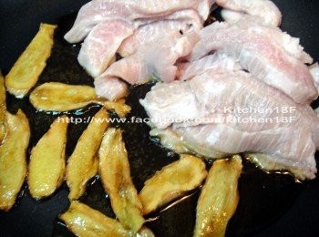 step4: 放進松阪肉，轉「中火」翻炒至肉片略翻白即可，不用炒至全熟。