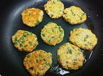 step4: 燒熱油，小火放入鯪魚球。