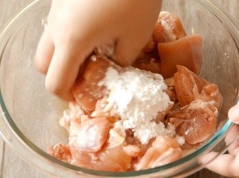 step2: 把日式料理酒、味醂、鹽、粟粉加入雞肉中用手拌勻並按摩至醃料被雞肉吸收。