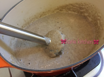 step9: 使用手動攪棒打斜，不用貼鍋子底部打發至成磨菇蓉