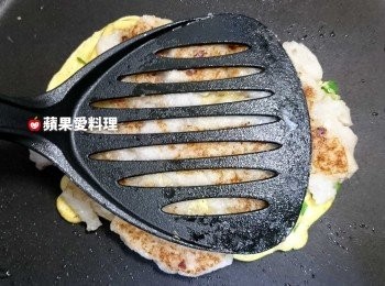 step6: 用鍋鏟輕壓一下，待蛋液底部呈金黃色時，取出備用。