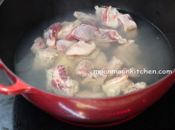 step1: 牛坑腩切件，汆水後，用水沖乾。