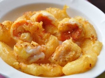 step9: 接著將鳳梨蝦球與炸好的鳳梨片擺盤