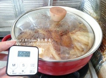 step7: 蓋上蓋轉慢火煲1小時 , 期間小心滾瀉