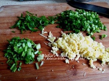 step7: 薑去皮切細粒 , 芫茜莖切細段 , 蔥切粒及幼絲