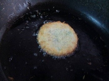 step9: 把蝦排炸至二面金黃和有點膨漲即可
( 膨漲代表已熟 , 如果不放心怕不熟 , 可以用筷子插入 , 沒有沾黏蝦肉和有熱度即熟 )