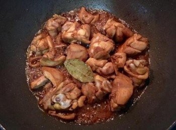 step3: 加入醬油和糖翻炒上色後，放入月桂葉及黑胡椒粉