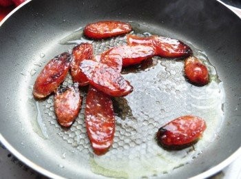 step5: 可以使用剛好煎香腸的油來炒這道菜