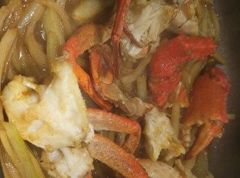 step6: 再落蟹身和調味料鹽和糖炒勻。