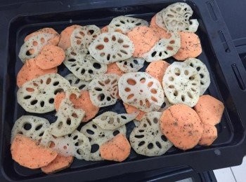 step4: 接著用廚房用紙巾將蔬果片平舖在上輕輕吸乾水份，並平舖在烤箱上