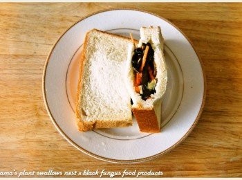 step4: 將內餡塞入至厚片吐司內，最後送入烤箱微烤片刻即可。