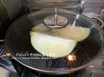 step1: 魚翅瓜切件 , 放入鑊中用中火蒸15分鐘 , 熄火焗20分鐘