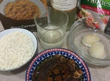step1: 先把牛肝菌用水浸軟身，隔水之後切粒，牛肝菌水留起備用