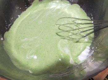 step4: 取二分之一蛋白霜加入蛋黄糊内拌匀后再整个倒回剩下的蛋白霜内 用刮刀轻柔快速的翻拌均匀