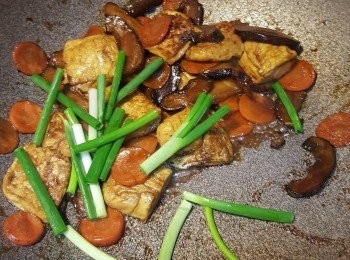 step4: 待煮滾轉中慢火煮5分鐘至醬汁杰身，加入葱段和麻油炒勻即成。