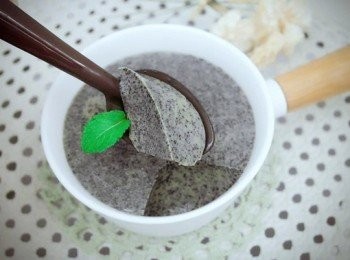 step7: 一口吃下去就能嚐到黑芝麻牛奶的濃醇香味，口中都是芝麻與紅糖香氣 ♪ 帶著柔軟的Q彈口感，可口滋味全家大小都適合吃。水量隨軟硬度增減調整就能有更細緻的入口即化感，簡單美味的叫人喜歡。