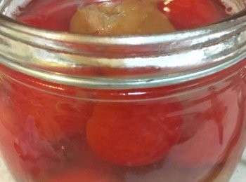 step4: 準備一個密實盒/樽，倒入浸梅子的水、開水、檸檬汁約1.5湯匙、蜜糖攪勻，試好味後加入車厘茄、梅子，蓋好放入雪櫃冷藏2-3天便可享用