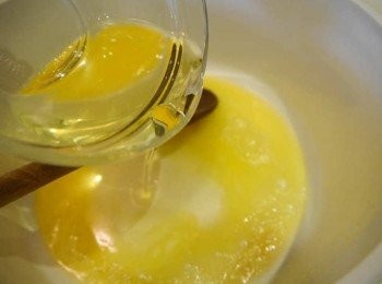 step1: *小火融化奶油後加入橄欖油加熱ㄧ下。