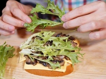 step4: 麵包塗牛油的一方向下，依次序放上低脂芝士片、蘑菇片、沙律菜、番茄片和牛油果。