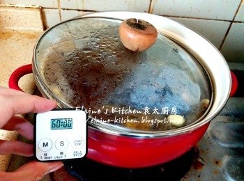 step5: 煲15分鐘至滾起後加入蓮子拌勻再煮滾 , 蓋上蓋轉慢火煲1小時