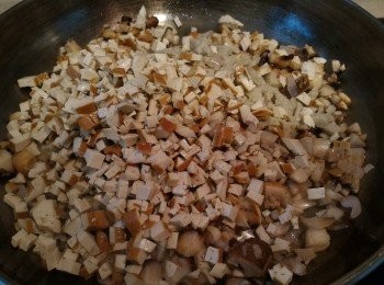 step5: 再放其他材料烤麩及豆干一起炒