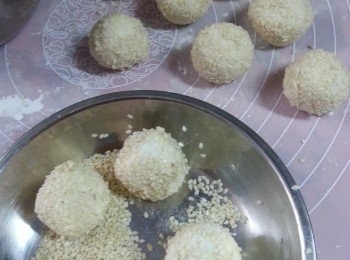 step10: 再沾滿芝麻搓勻