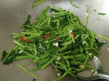 step2: 先熱鍋， 倒入橄欖油， 接著放入蒜頭爆香， 約略1分鐘，等香氣出來，開中小火， 依序放入空心菜、辣椒，並炒勻，