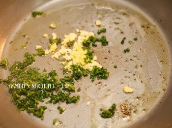 step2: 起油鍋，將蒜末、巴西里末下鍋爆香。