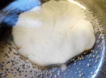 step3: 將壓扁的米糰下鍋煮至浮起，撈出後放入米糰中揉勻增加麵糰黏性。可適­量加入乾糯米粉以防沾黏。