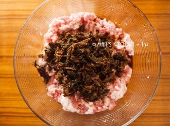 step3: 再來把梅干菜和全部的調味料都混合，並均勻攪拌至絞肉產生黏性後，靜置約30分鐘。