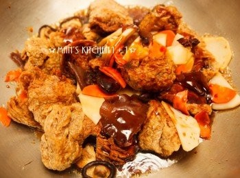 step4: 等冰糖溶化後在將八角與<span class="group_2">醬料</span>的<span class="group_1">食材</span>加入煨煮入味。