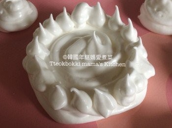step6: 在擠花前在焗盤上一定要鋪上baking paper烘焙纸或silicone baking sheet，焗完後蛋白餅才容易分離。
擠花時由中間開始打圈至外，擠完第一層擠第二層，而第三層只圍著邊邊擠小花。