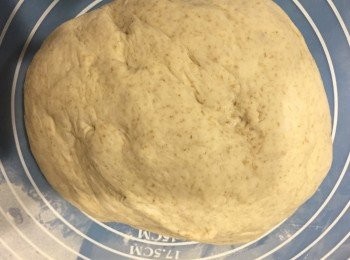 step1: 先將首七種材料放進麵包機用大概一小時製作麵糰