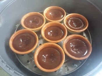 step3: 將粉漿倒入砵仔，再放入滾水中，蒸五分鐘後。