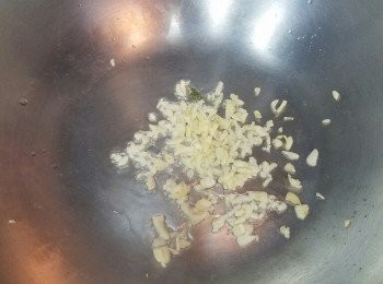 step1: 大蜆浸用鹽水浸完洗淨後，略瀝水。
熱油加蒜茸爆香。