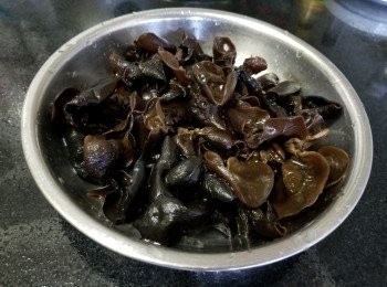 step6: 用乾蔥，少少鹽爆炒至少少脹身後上碟備用