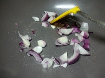 step7: 用1湯匙油起鑊,先爆香紫洋蔥