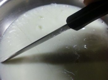step5: 兩個蛋白份量加入相同份量食用開水,拌勻後蓋上鍚紙或碟,蒸約3-5分鐘,蒸好後用刀仔將蛋白界開一條條(做法就好似平時蒸水蛋一樣)
