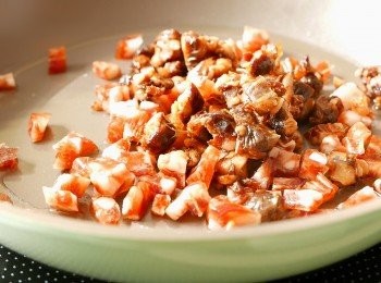 step7: 以中火燒熱油，下臘腸和膶腸炒3分鐘，至臘腸和膶腸釋出油份。